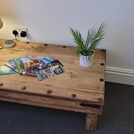 The Lawrence, - 2 Bedroom Victorian House - Free On-street Permit Parking, Fast Wifi, Virgin Tv - Perfect For Contractors, Families And Couples *