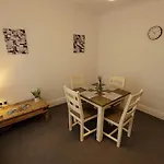 The Lawrence, - 2 Bedroom Victorian House - Free On-street Permit Parking, Fast Wifi, Virgin Tv - Perfect For Contractors, Families And Couples בית נופש