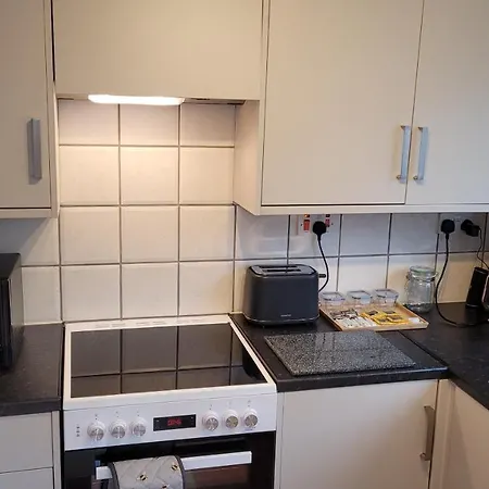 The Lawrence, - 2 Bedroom Victorian House - Free On-street Permit Parking, Fast Wifi, Virgin Tv - Perfect For Contractors, Families And Couples * レッドカー