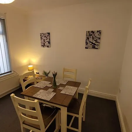 The Lawrence, - 2 Bedroom Victorian House - Free On-street Permit Parking, Fast Wifi, Virgin Tv - Perfect For Contractors, Families And Couples Redcar