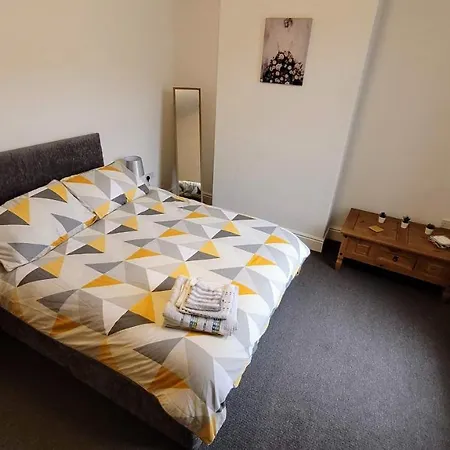 The Lawrence, - 2 Bedroom Victorian House - Free On-street Permit Parking, Fast Wifi, Virgin Tv - Perfect For Contractors, Families And Couples *