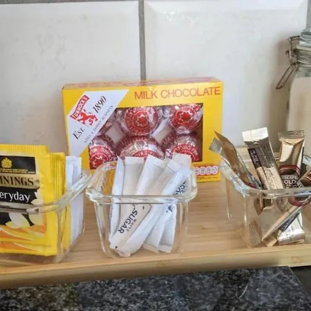 The Lawrence, - 2 Bedroom Victorian House - Free On-street Permit Parking, Fast Wifi, Virgin Tv - Perfect For Contractors, Families And Couples Hébergement de vacances Redcar