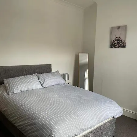 The Lawrence, - 2 Bedroom Victorian House - Free On-street Permit Parking, Fast Wifi, Virgin Tv - Perfect For Contractors, Families And Couples Hébergement de vacances Redcar